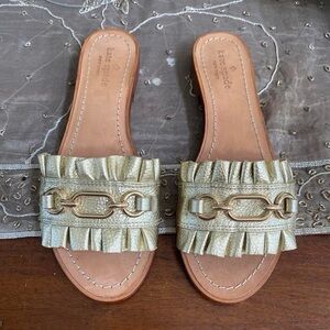 Kate Spade Gold & Tan Ruffle Slide Sandals w Chain Detailing Sz 8 Preppy